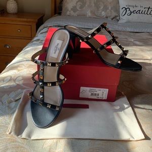 Valentino Garavani Rockstud Slide Sandal. Black. (EUC) worn twice